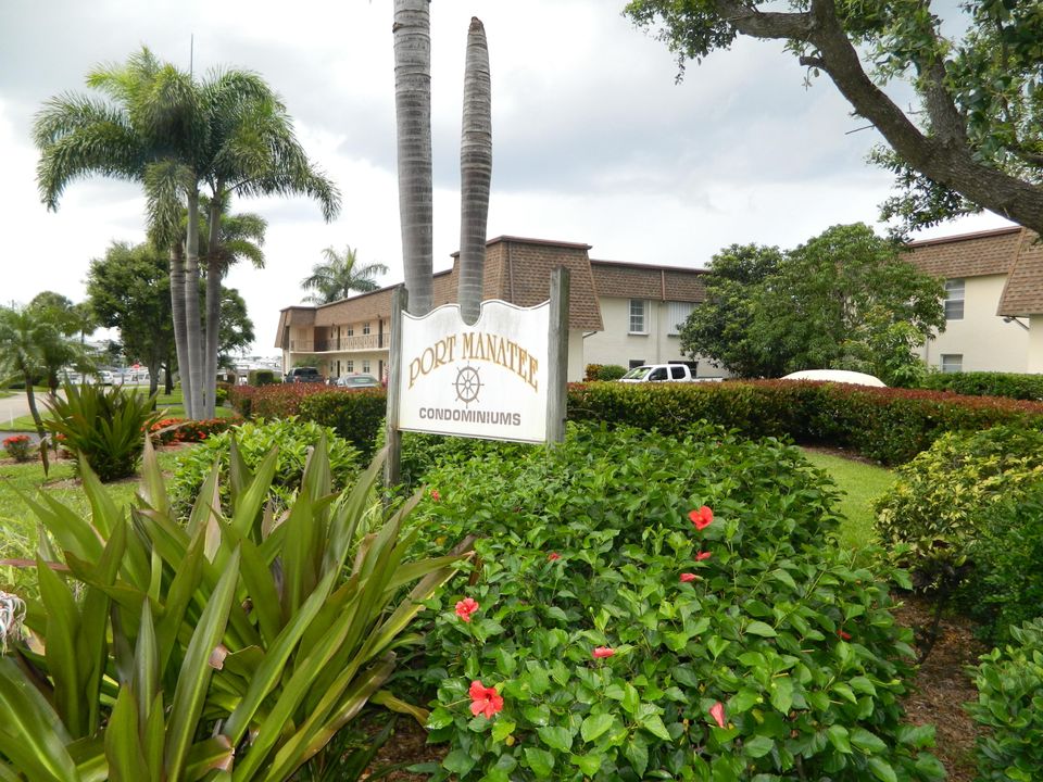 Recently Sold: $235,000 (2 beds, 2 baths, 1077 Square Feet)