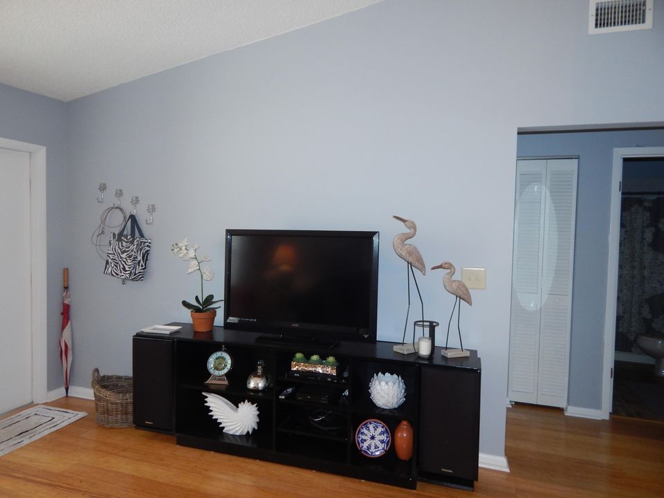 Active With Contract: $2,200 (2 beds, 2 baths, 1026 Square Feet)