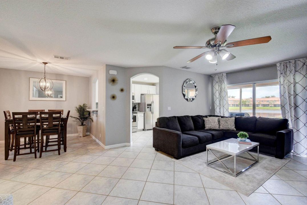 Недавно продано: $199,900 (2 спален, 2 ванн, 1297 Квадратных фут)