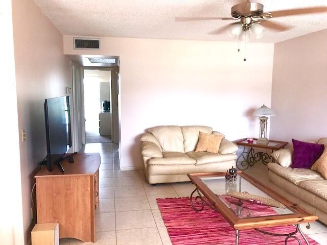 Recently Rented: $1,300 (2 beds, 1 baths, 880 Square Feet)