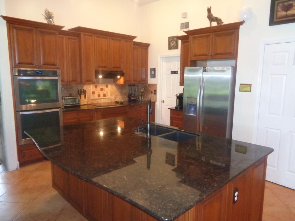 最近售出: $350,000 (3 贝兹, 2 浴室, 1880 平方英尺)