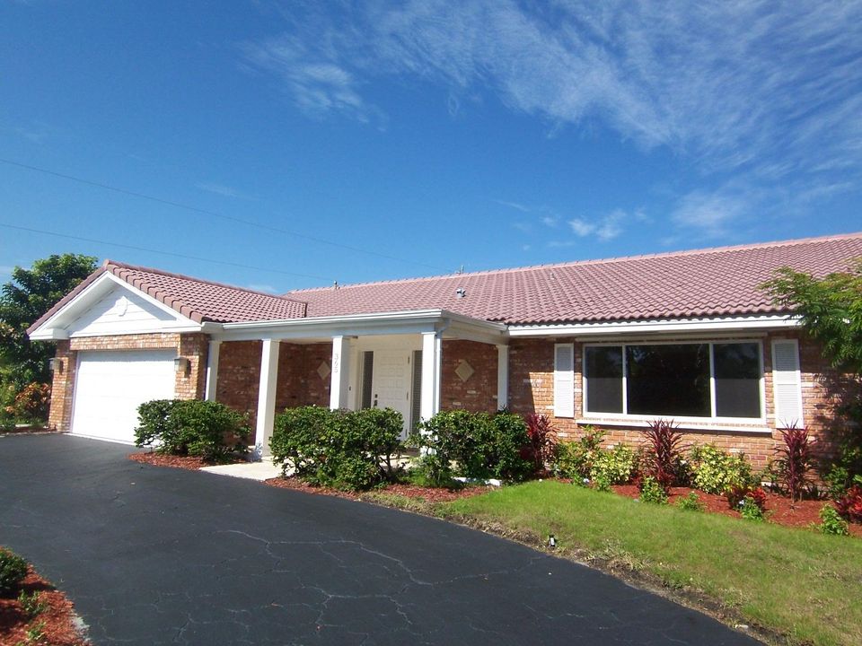 Recently Rented: $4,400 (3 beds, 2 baths, 2002 Square Feet)