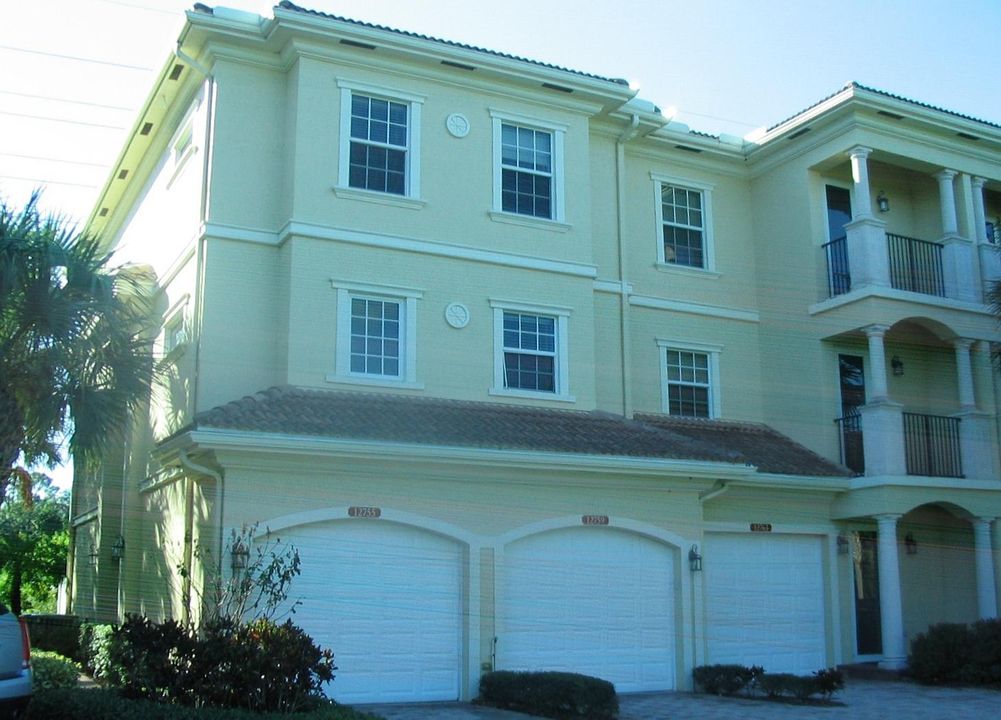 Недавно продано: $289,000 (4 спален, 3 ванн, 2050 Квадратных фут)