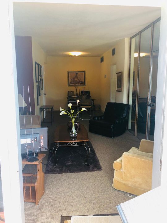 Recently Rented: $1,300 (1 beds, 1 baths, 831 Square Feet)
