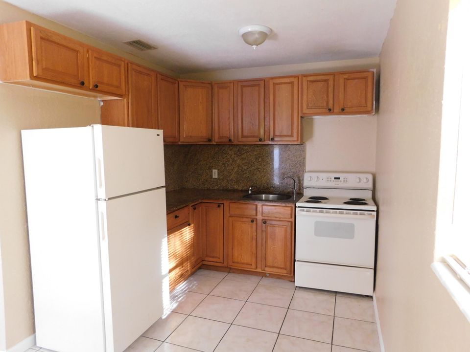 Recently Rented: $1,525 (3 beds, 1 baths, 918 Square Feet)