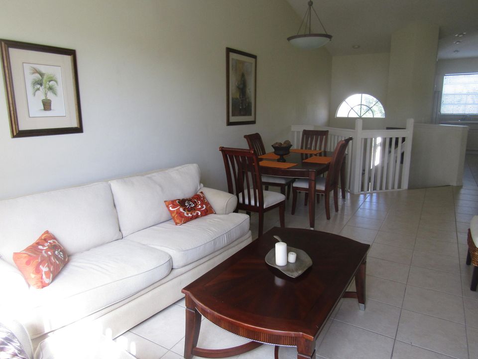 Vendido Recientemente: $203,900 (3 camas, 2 baños, 1866 Pies cuadrados)