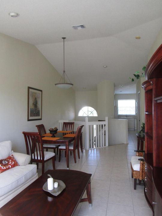 Vendido Recientemente: $203,900 (3 camas, 2 baños, 1866 Pies cuadrados)