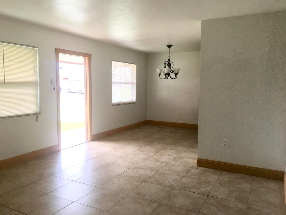 Recently Rented: $1,275 (3 beds, 2 baths, 1040 Square Feet)