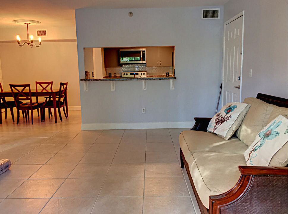 Active With Contract: $3,000 (2 beds, 1 baths, 917 Square Feet)