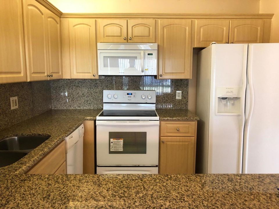 Vendido Recientemente: $159,000 (2 camas, 2 baños, 1050 Pies cuadrados)