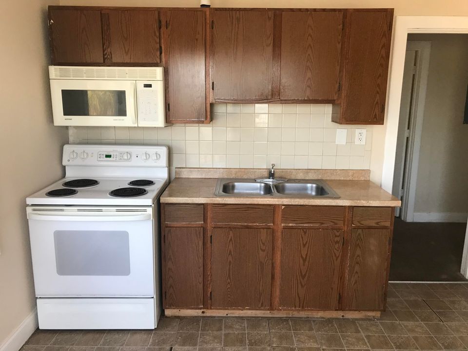 Recently Rented: $975 (2 beds, 1 baths, 576 Square Feet)