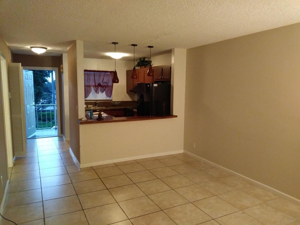 Recently Rented: $1,350 (2 beds, 2 baths, 820 Square Feet)
