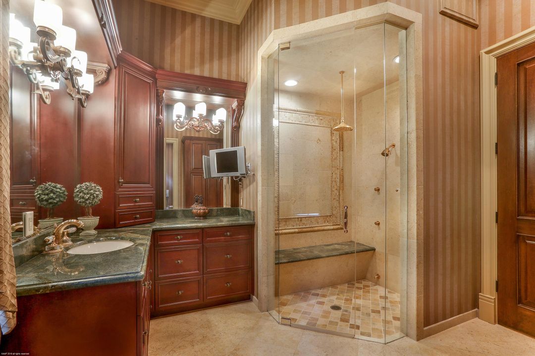 最近售出: $6,000,000 (7 贝兹, 8 浴室, 14370 平方英尺)