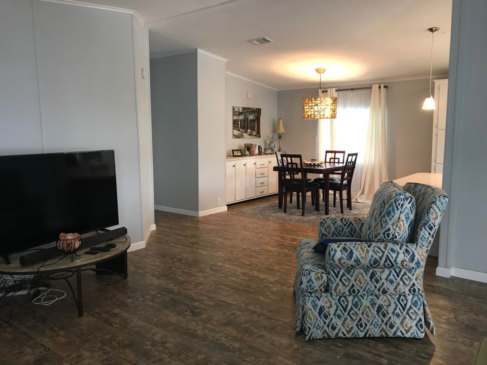 Recently Sold: $129,900 (2 beds, 2 baths, 1350 Square Feet)