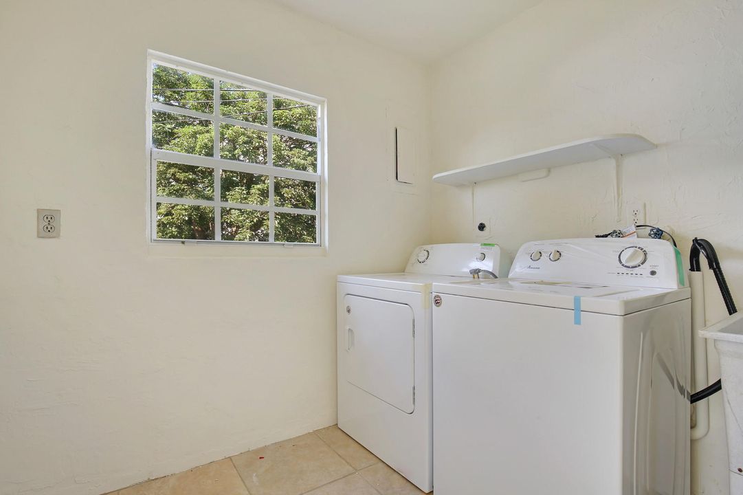 Recently Rented: $1,400 (2 beds, 1 baths, 930 Square Feet)