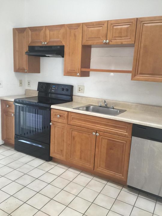 Recently Rented: $1,750 (3 beds, 2 baths, 1155 Square Feet)
