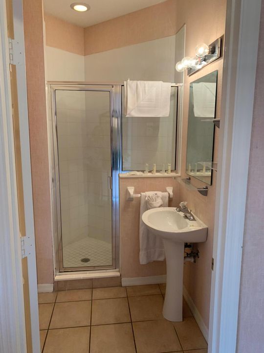 Recently Rented: $1,300 (1 beds, 1 baths, 800 Square Feet)