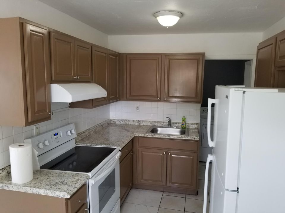 Recently Rented: $1,500 (3 beds, 1 baths, 1052 Square Feet)