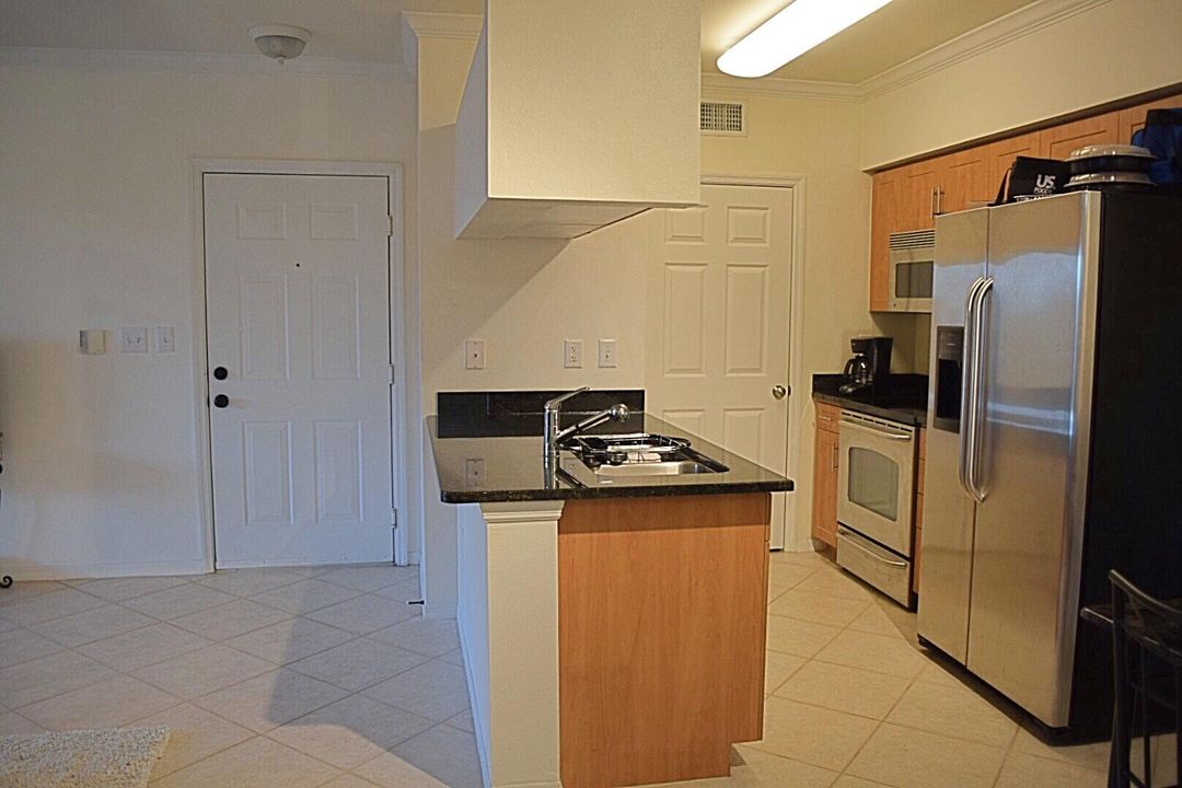 Recently Rented: $1,275 (1 beds, 1 baths, 745 Square Feet)