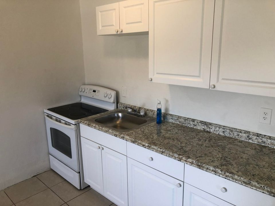 Recently Rented: $895 (3 beds, 1 baths, 925 Square Feet)