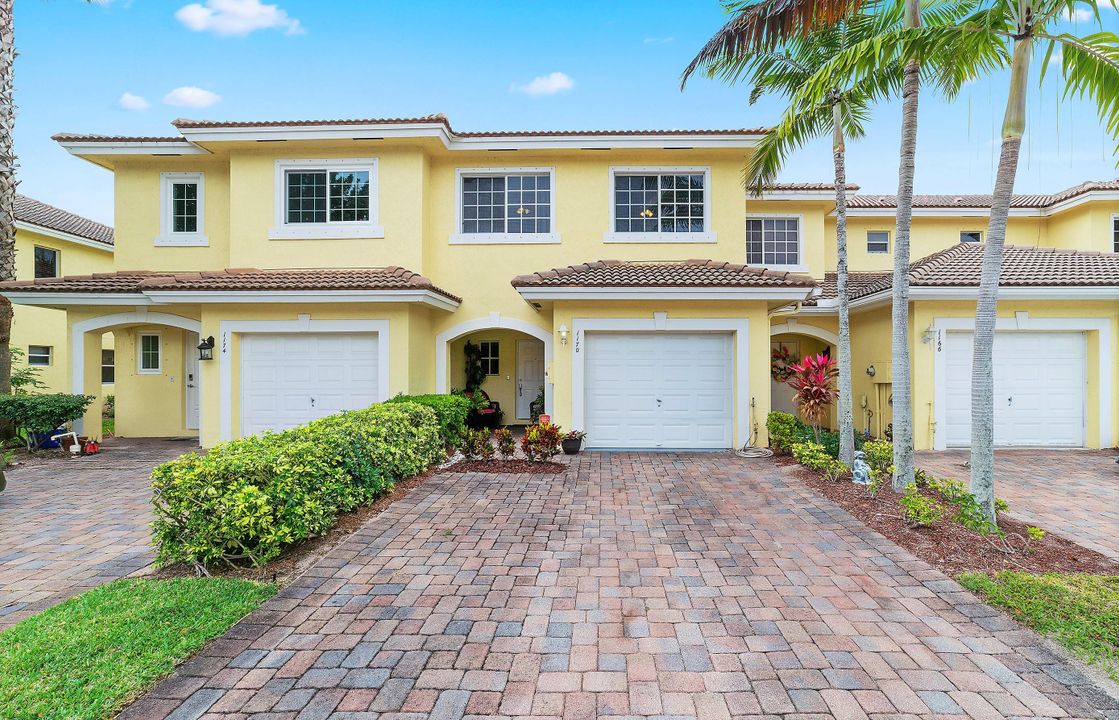 Recently Sold: $229,000 (3 beds, 2 baths, 1612 Square Feet)