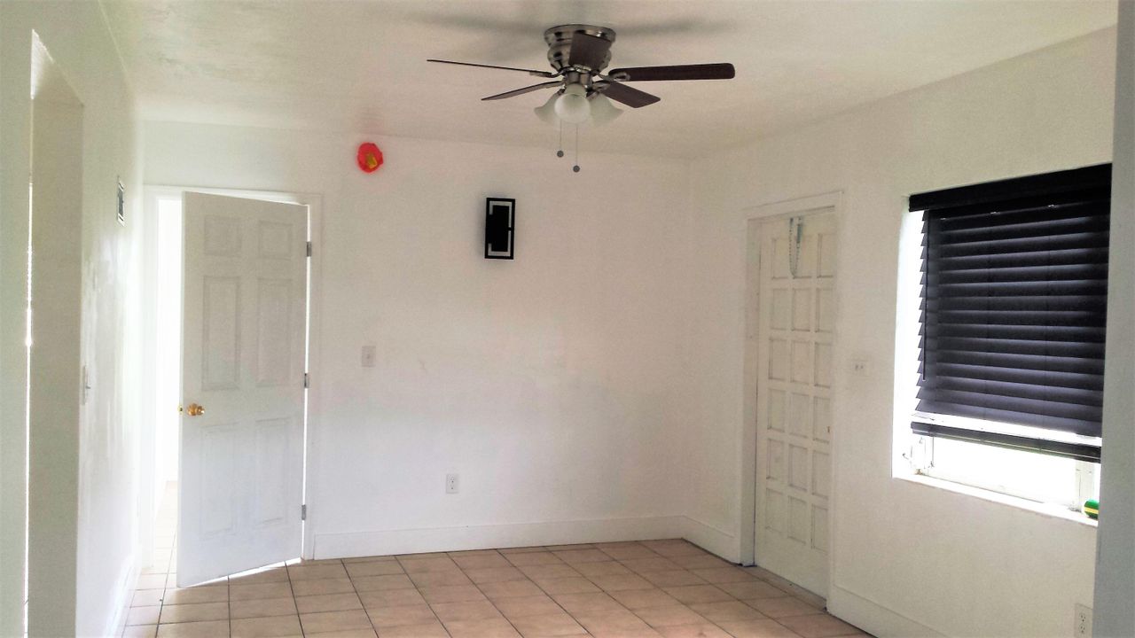 Recently Rented: $1,300 (3 beds, 1 baths, 850 Square Feet)