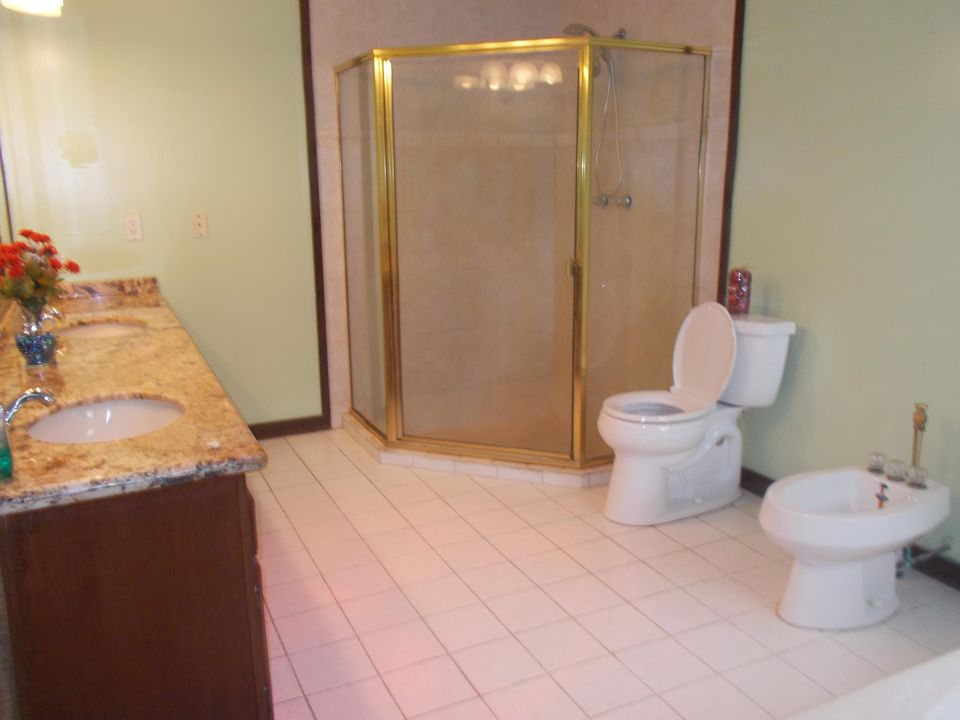 最近租的: $2,400 (4 贝兹, 2 浴室, 2594 平方英尺)