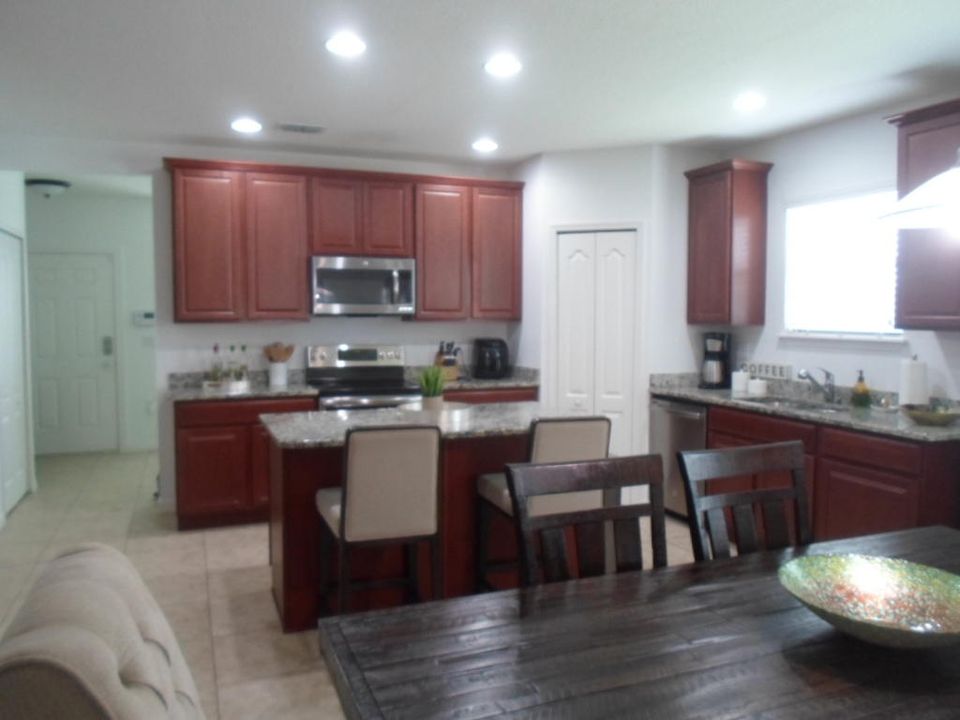 Vendido Recientemente: $269,900 (4 camas, 2 baños, 2000 Pies cuadrados)