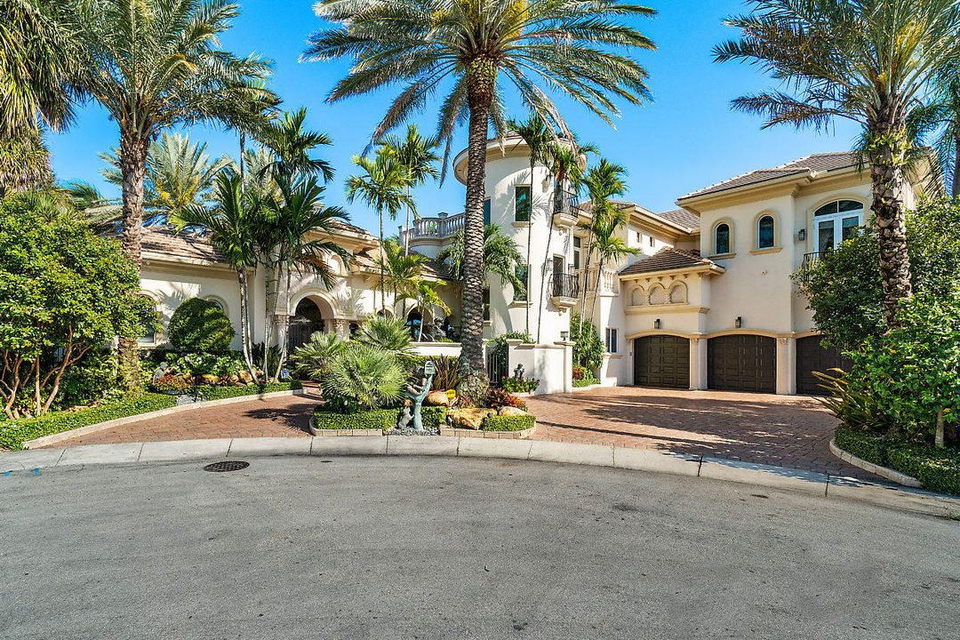 Recently Sold: $4,995,000 (6 beds, 6 baths, 7098 Square Feet)