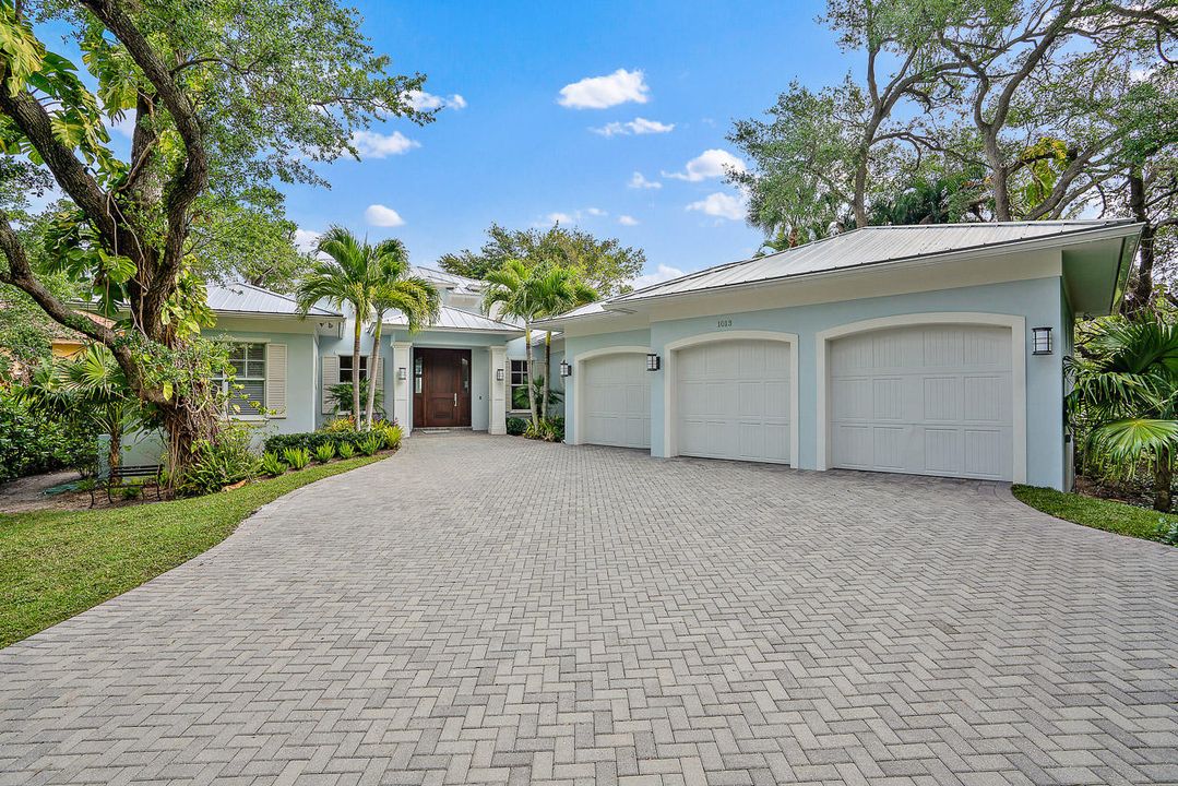 Recently Sold: $2,700,000 (5 beds, 3 baths, 4057 Square Feet)