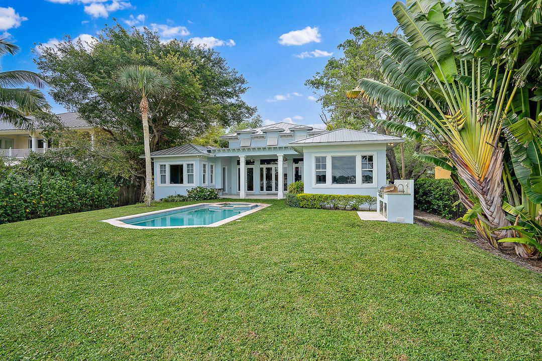 Recently Sold: $2,700,000 (5 beds, 3 baths, 4057 Square Feet)