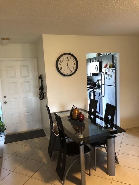 Recently Rented: $1,125 (2 beds, 1 baths, 908 Square Feet)