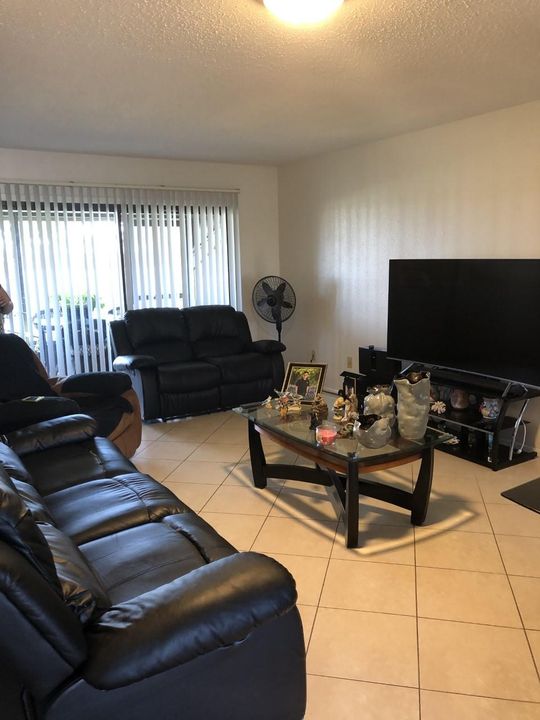 Recently Rented: $1,125 (2 beds, 1 baths, 908 Square Feet)