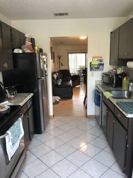 Recently Rented: $1,125 (2 beds, 1 baths, 908 Square Feet)