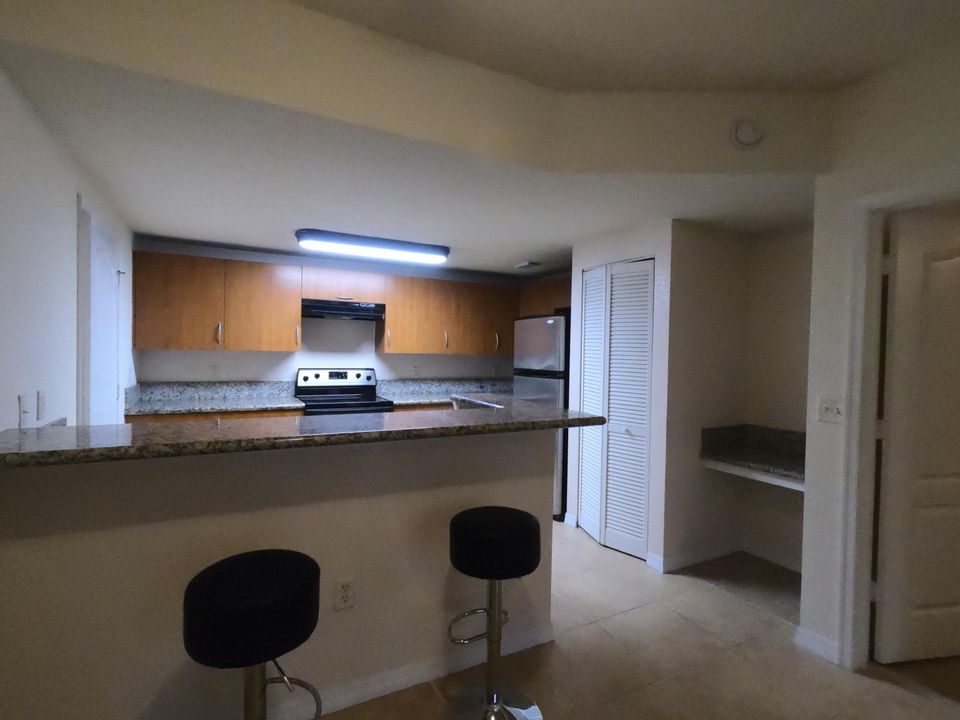 Recently Rented: $1,050 (1 beds, 1 baths, 752 Square Feet)