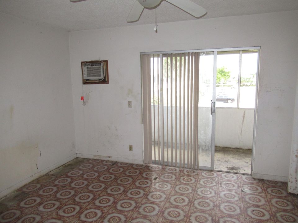 Vendido Recientemente: $25,000 (1 camas, 1 baños, 615 Pies cuadrados)