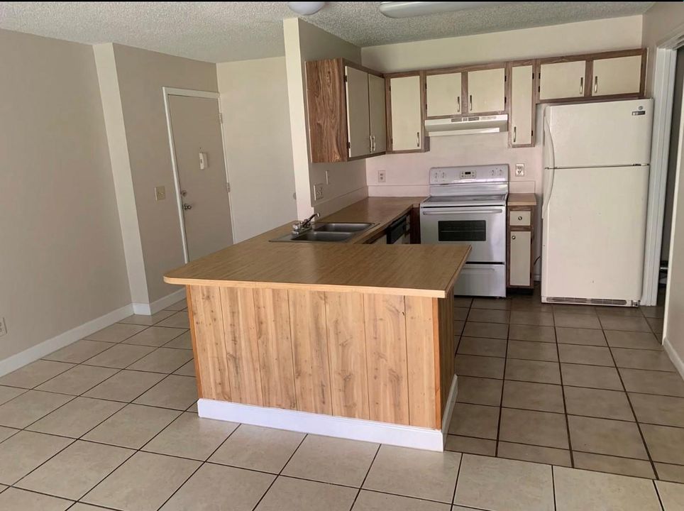 Recently Rented: $1,050 (2 beds, 1 baths, 930 Square Feet)