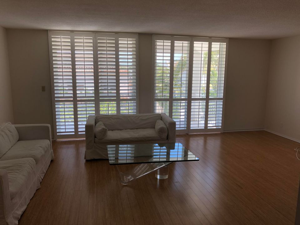 Recently Rented: $4,950 (2 beds, 2 baths, 1201 Square Feet)