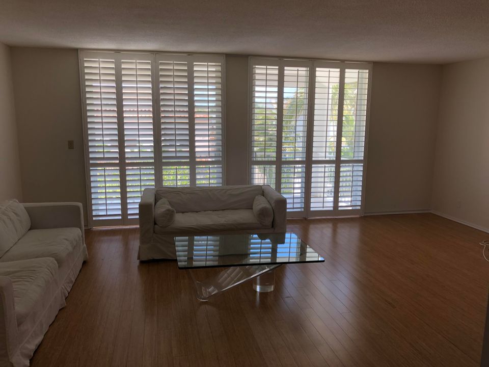 Recientemente alquilado: $4,950 (2 camas, 2 baños, 1201 Pies cuadrados)