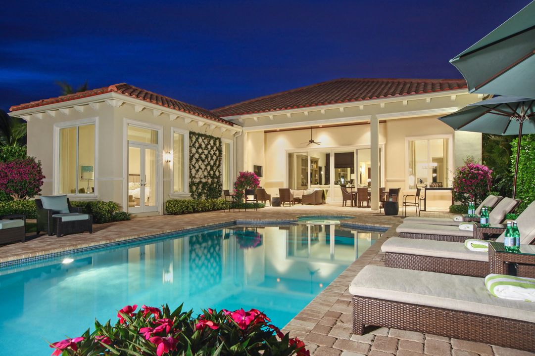 Недавно продано: $2,495,000 (5 спален, 5 ванн, 5029 Квадратных фут)