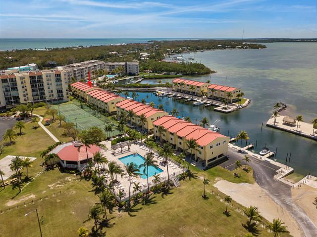 Recently Sold: $751,000 (2 beds, 2 baths, 1298 Square Feet)