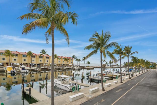 Recently Sold: $751,000 (2 beds, 2 baths, 1298 Square Feet)