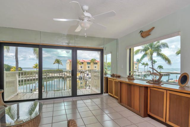 Recently Sold: $751,000 (2 beds, 2 baths, 1298 Square Feet)