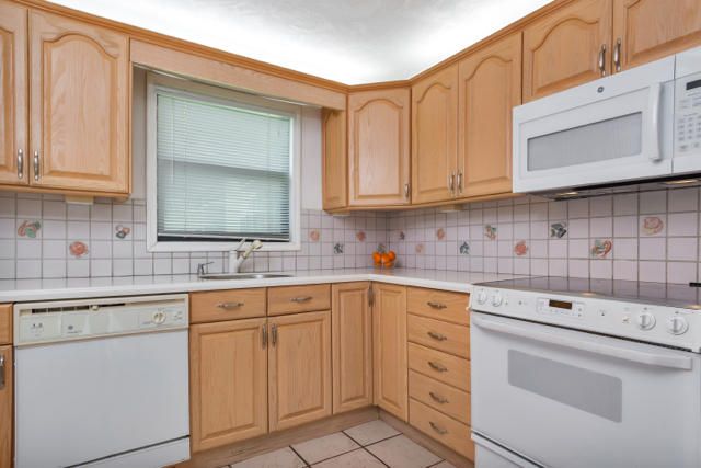 Recently Sold: $751,000 (2 beds, 2 baths, 1298 Square Feet)