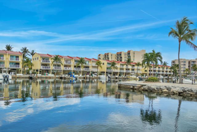 Recently Sold: $751,000 (2 beds, 2 baths, 1298 Square Feet)