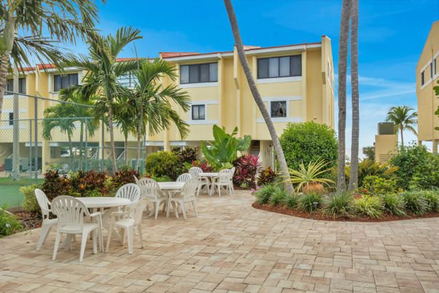 Recently Sold: $751,000 (2 beds, 2 baths, 1298 Square Feet)