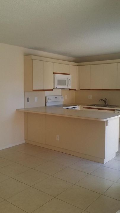 Recently Rented: $1,600 (2 beds, 2 baths, 1372 Square Feet)
