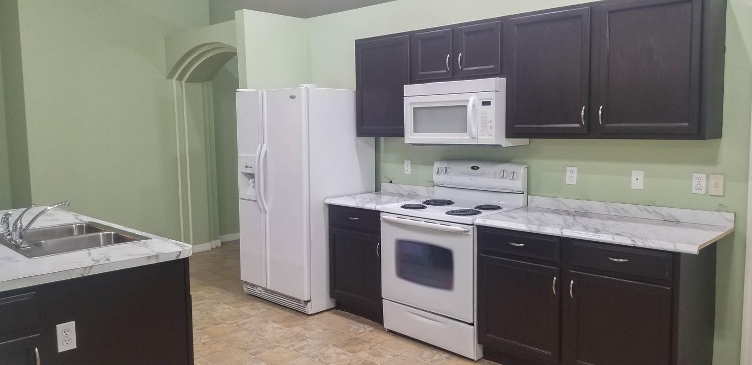 Recently Rented: $1,900 (4 beds, 2 baths, 2012 Square Feet)
