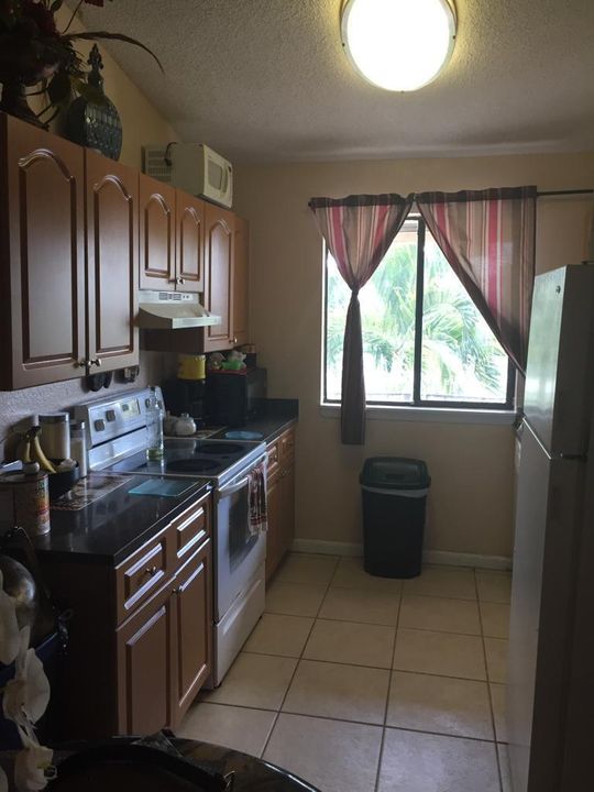 Recently Rented: $1,200 (2 beds, 1 baths, 868 Square Feet)
