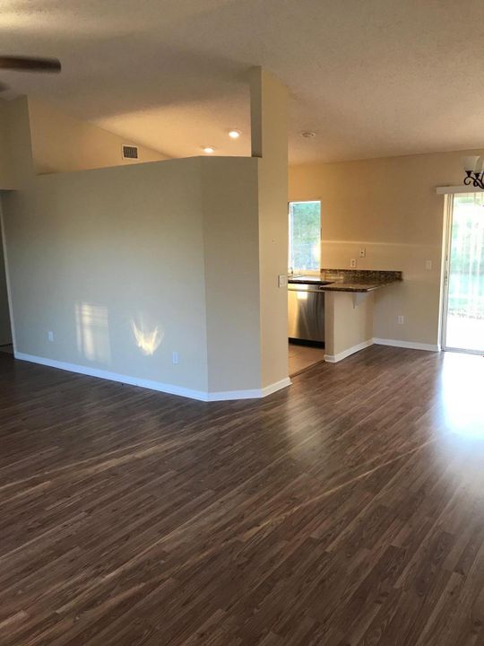 Recently Rented: $1,600 (3 beds, 2 baths, 1242 Square Feet)